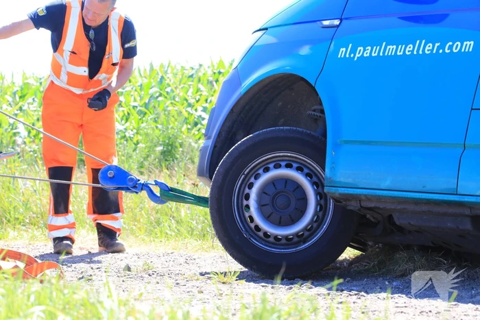 Bestelbus belandt in droge sloot