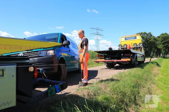Bestelbus belandt in droge sloot