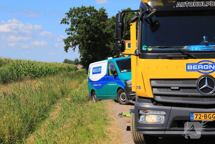 Bestelbus belandt in droge sloot