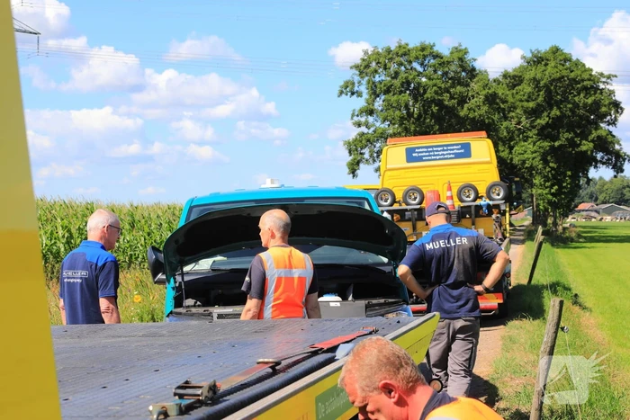 Bestelbus belandt in droge sloot