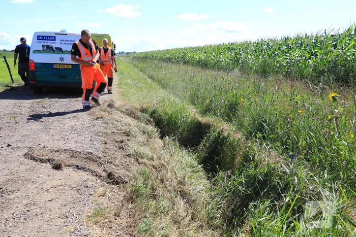 Bestelbus belandt in droge sloot