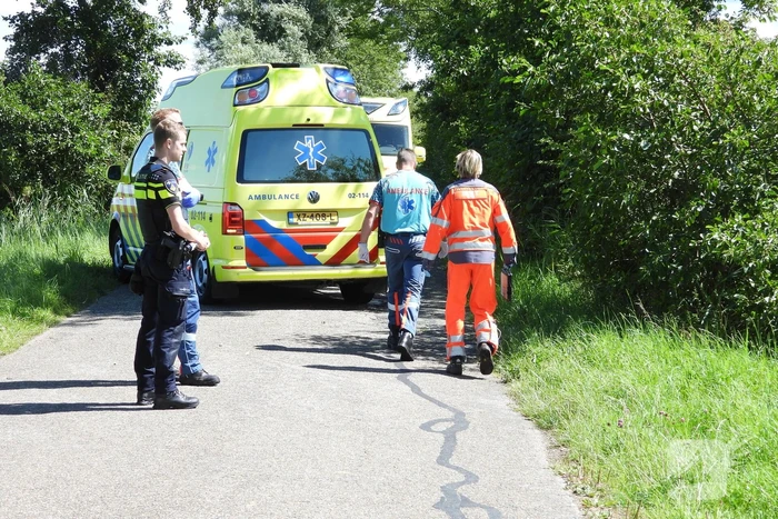 Wielrenner slaat over de kop en raakt gewond