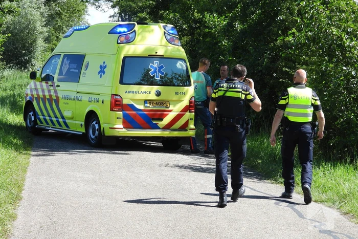 Wielrenner slaat over de kop en raakt gewond