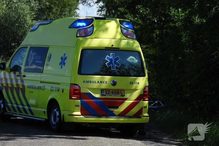 Wielrenner slaat over de kop en raakt gewond