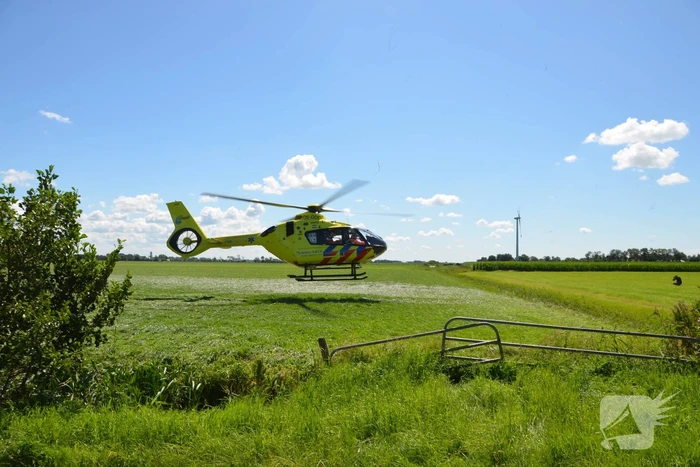 Wielrenner slaat over de kop en raakt gewond