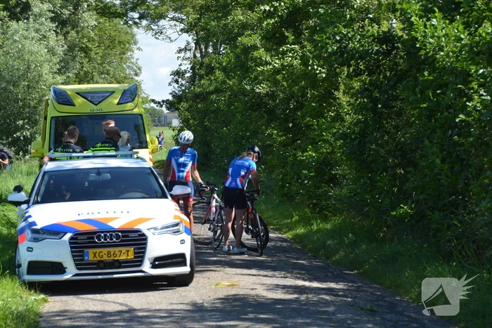 Wielrenner slaat over de kop en raakt gewond