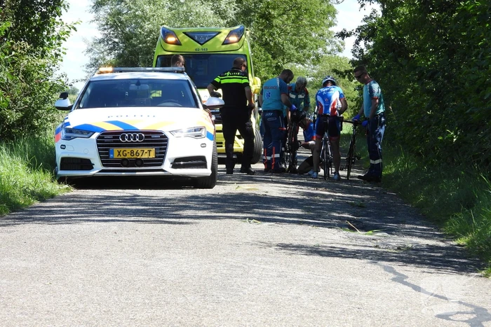 Wielrenner slaat over de kop en raakt gewond
