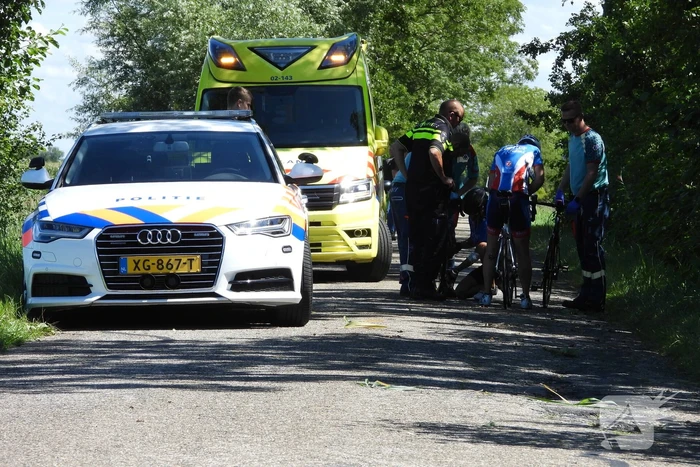 Wielrenner slaat over de kop en raakt gewond