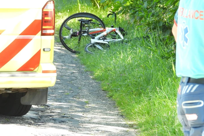 Wielrenner slaat over de kop en raakt gewond