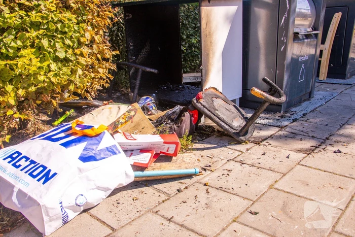 Gedumpte huisraad in brand gestoken