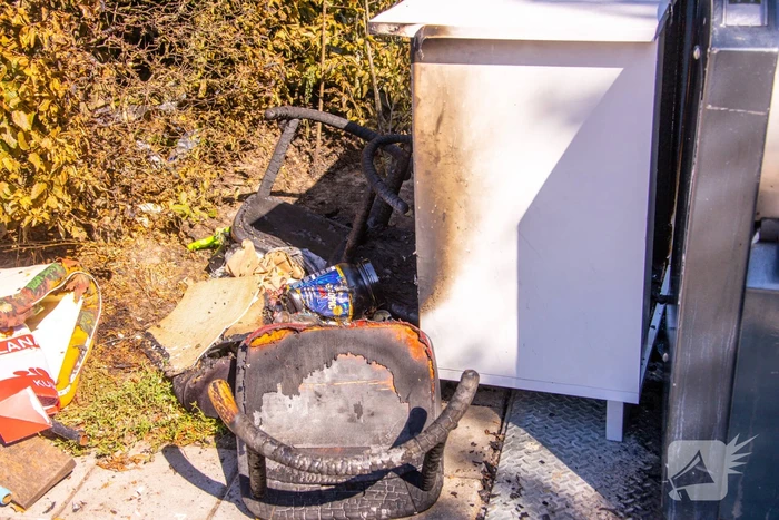 Gedumpte huisraad in brand gestoken