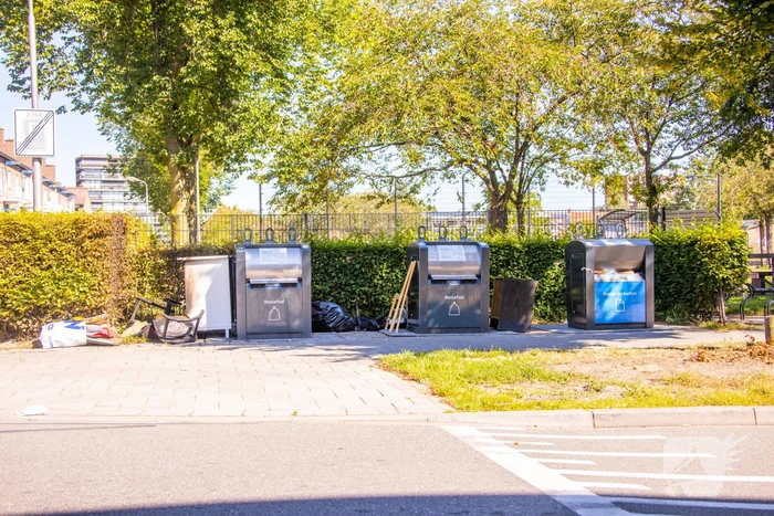 Gedumpte huisraad in brand gestoken