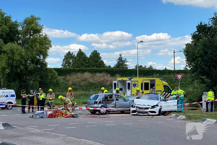 Inzittenden bekneld bij aanrijding op kruising