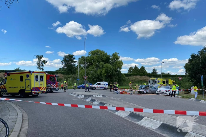 Inzittenden bekneld bij aanrijding op kruising