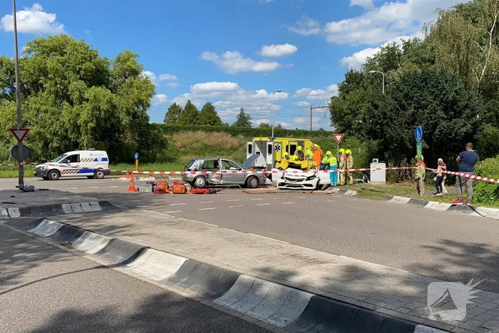 Inzittenden bekneld bij aanrijding op kruising