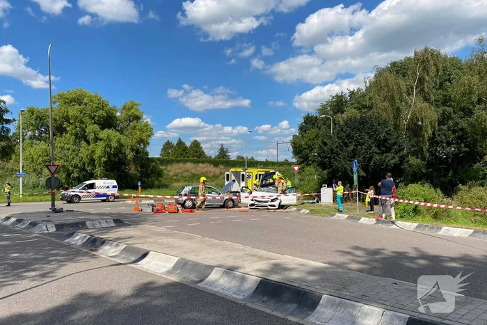 Inzittenden bekneld bij aanrijding op kruising