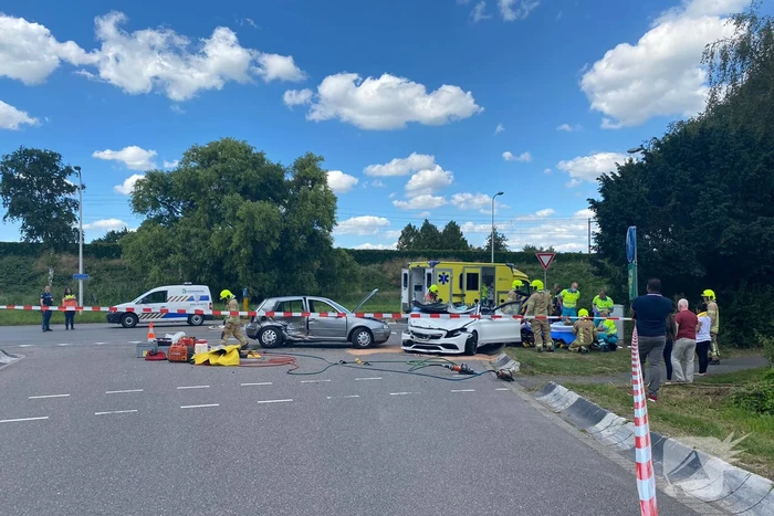 Inzittenden bekneld bij aanrijding op kruising