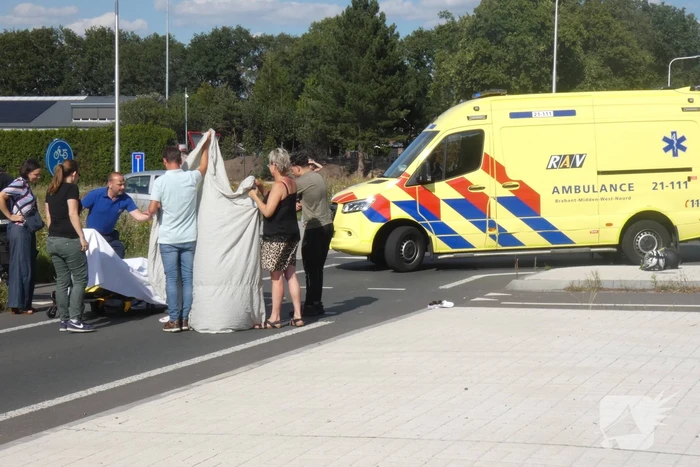 Overstekende e-biker aangereden door auto