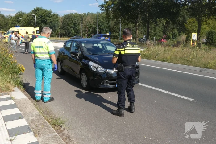 Overstekende e-biker aangereden door auto