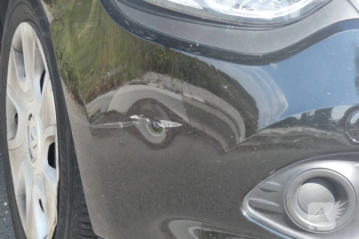 Overstekende e-biker aangereden door auto