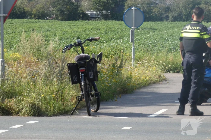 Overstekende e-biker aangereden door auto