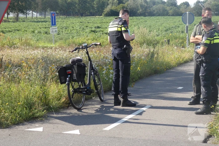 Overstekende e-biker aangereden door auto