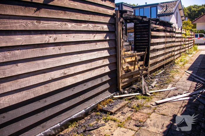 Twee schuren en een hondenkennel in brand