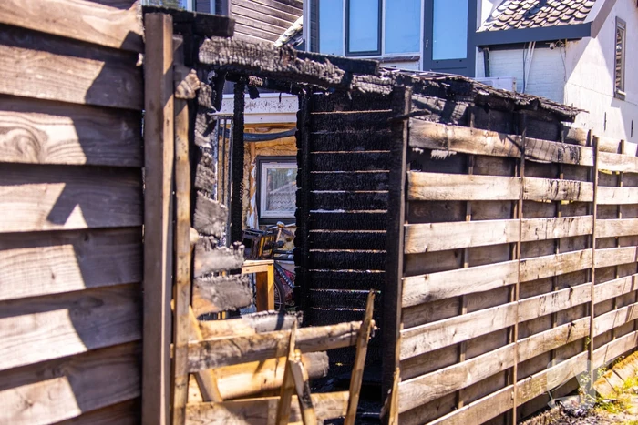Twee schuren en een hondenkennel in brand