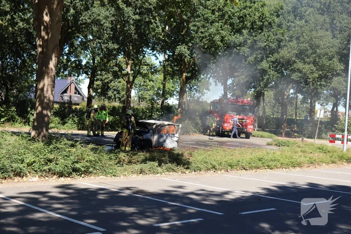Auto volledig verwoest door brand