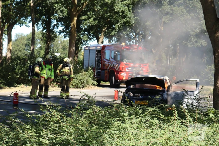 Auto volledig verwoest door brand