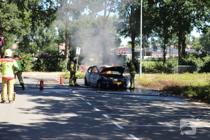 Auto volledig verwoest door brand