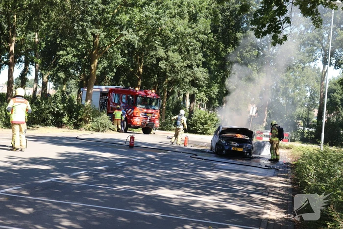 Auto volledig verwoest door brand