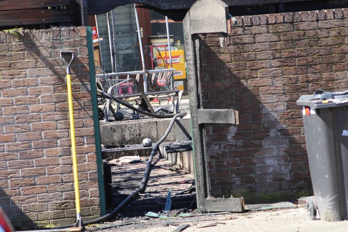Veel rook en schade bij brand in achtertuin
