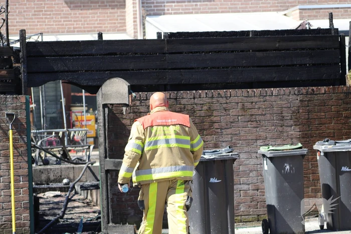 Veel rook en schade bij brand in achtertuin