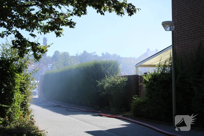 Veel rook en schade bij brand in achtertuin