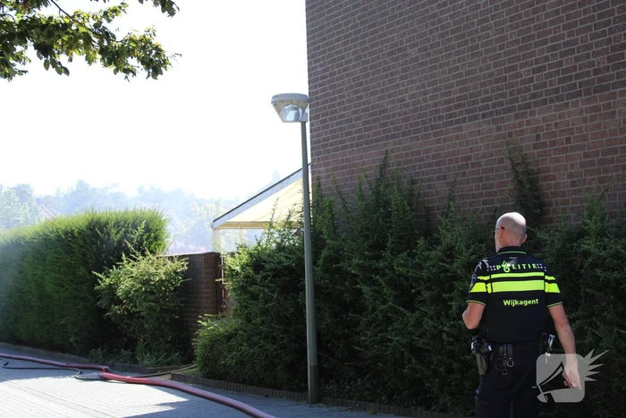 Veel rook en schade bij brand in achtertuin