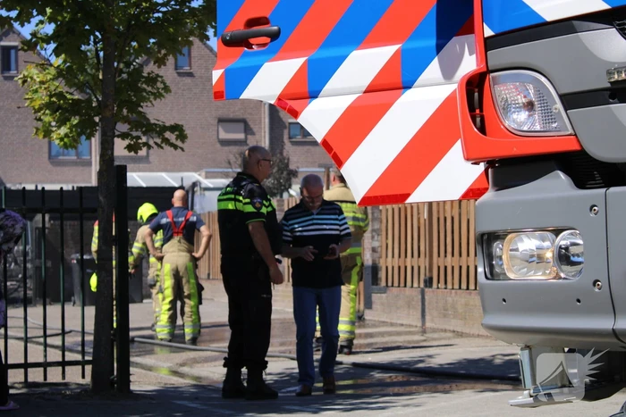 Veel rook en schade bij brand in achtertuin
