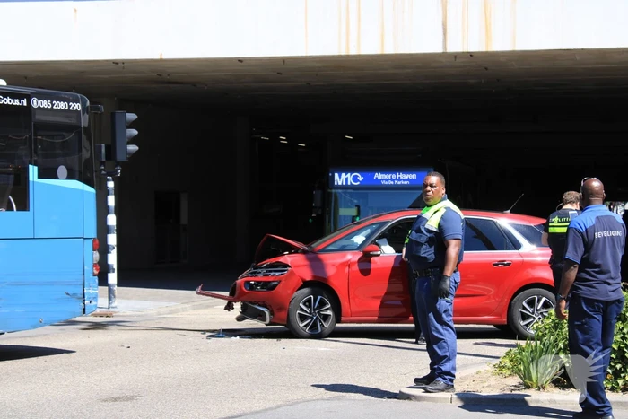 Stadsbus en auto botsen op busbaan