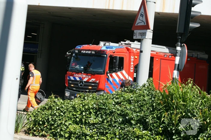 Stadsbus en auto botsen op busbaan