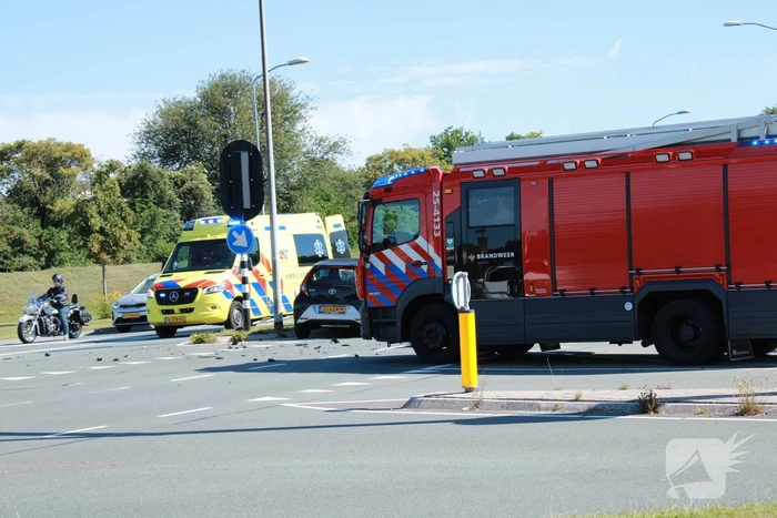 Auto schiet talud op na verkeersongeval