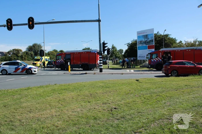 Auto schiet talud op na verkeersongeval
