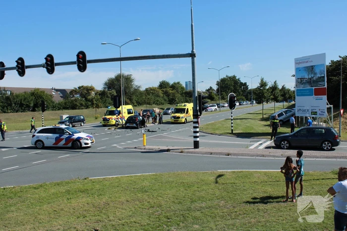 Auto schiet talud op na verkeersongeval