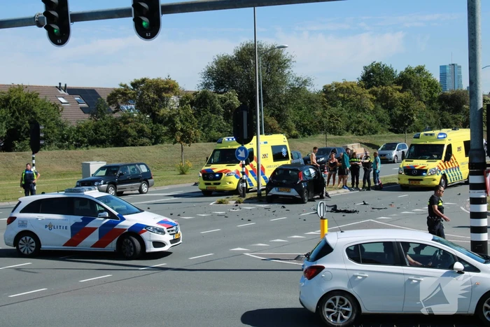 Auto schiet talud op na verkeersongeval