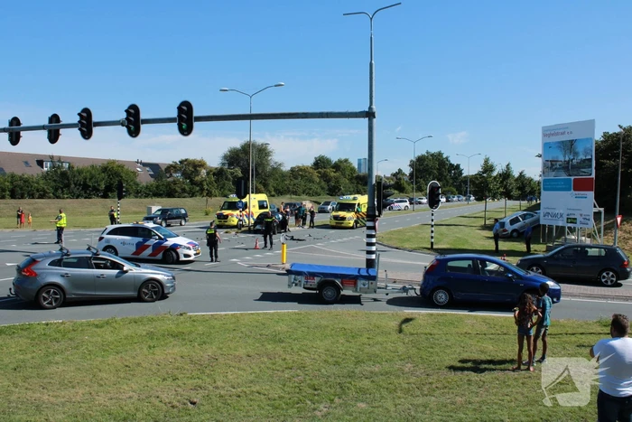 Auto schiet talud op na verkeersongeval