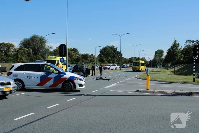 Auto schiet talud op na verkeersongeval
