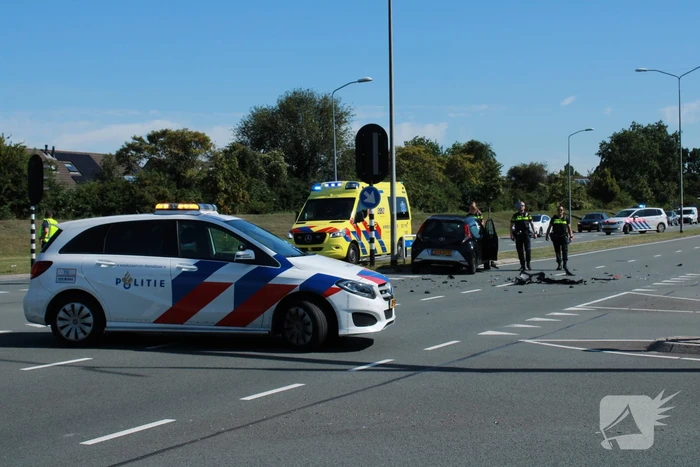 Auto schiet talud op na verkeersongeval