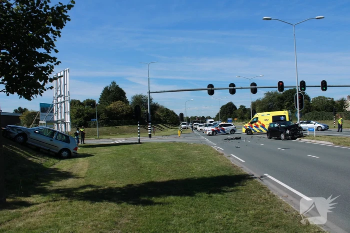 Auto schiet talud op na verkeersongeval