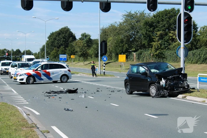Auto schiet talud op na verkeersongeval