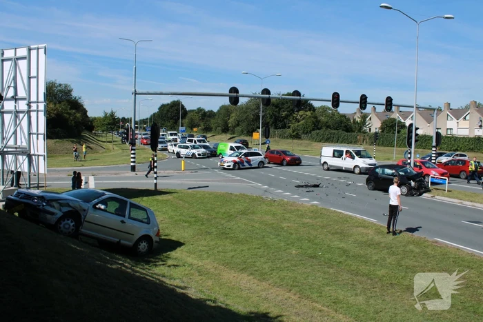 Auto schiet talud op na verkeersongeval