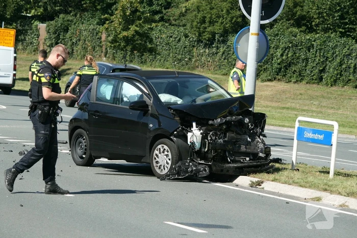 Auto schiet talud op na verkeersongeval